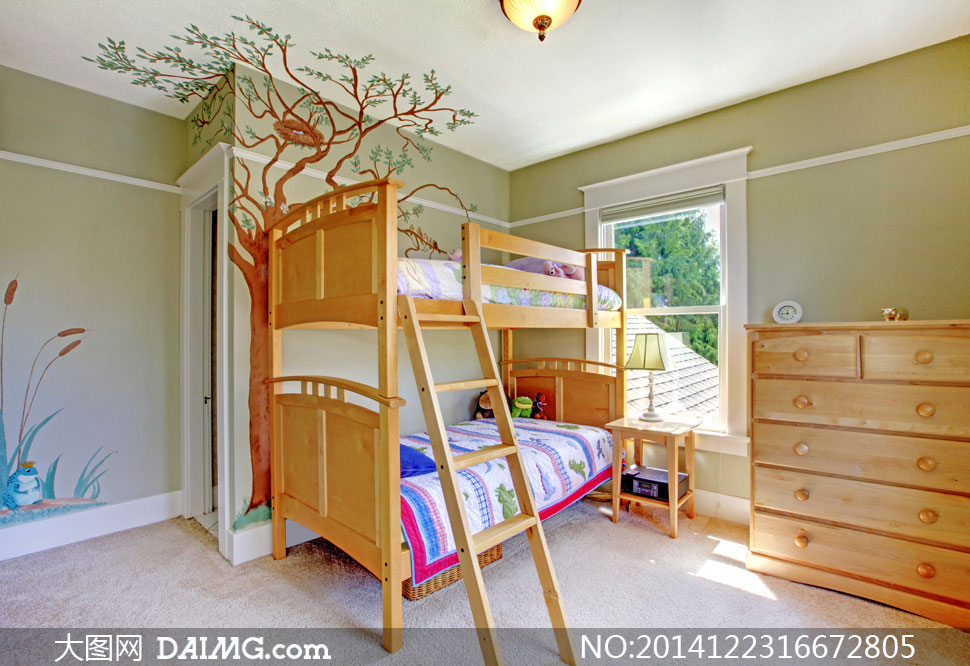 房间里的双层木床与抽屉柜高清图片 - 大图网设