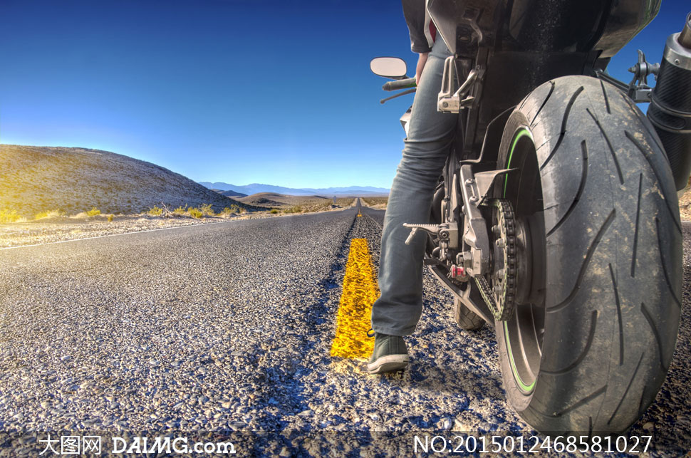 停在公路上的摩托车手摄影高清图片 - 大图网设
