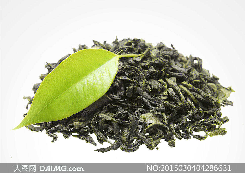 新鲜绿叶与处理过的茶叶等高清图片