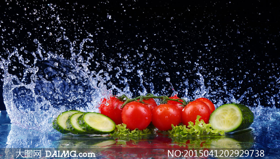 黄瓜西红柿与飞溅水花摄影高清图片