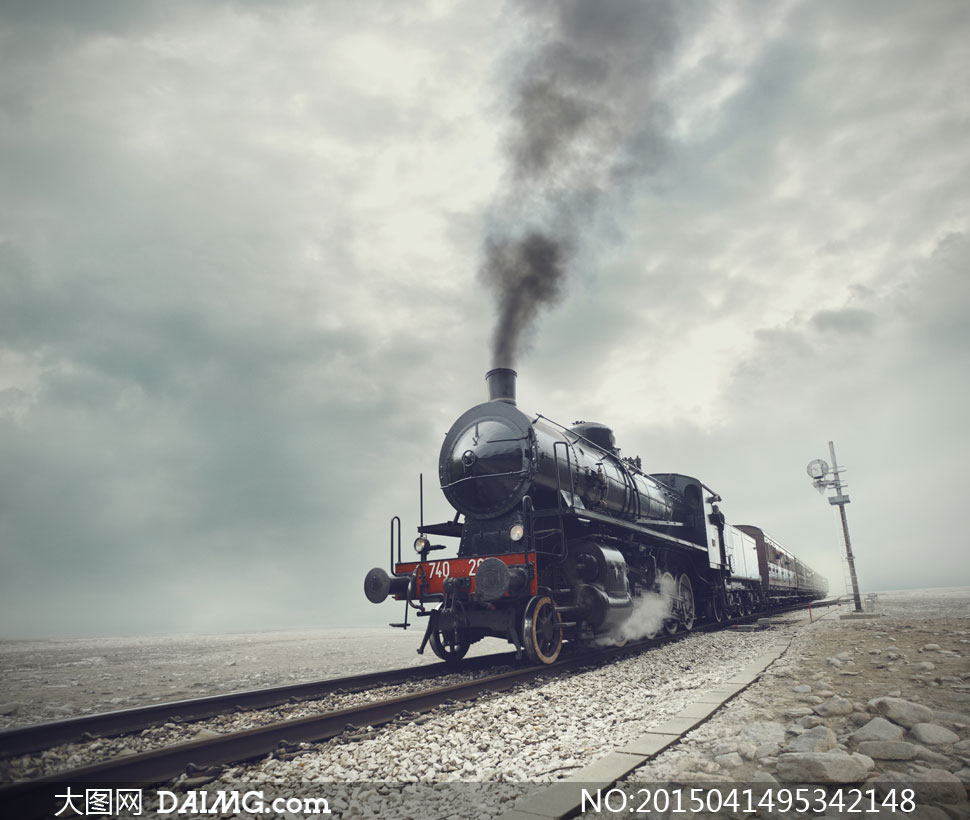 冒着浓浓黑烟的蒸汽机火车高清图片