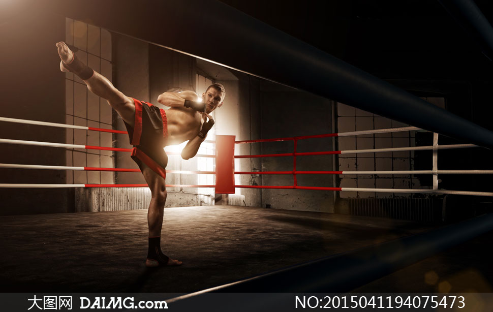 昏暗拳击台上的拳击手摄影高清图片