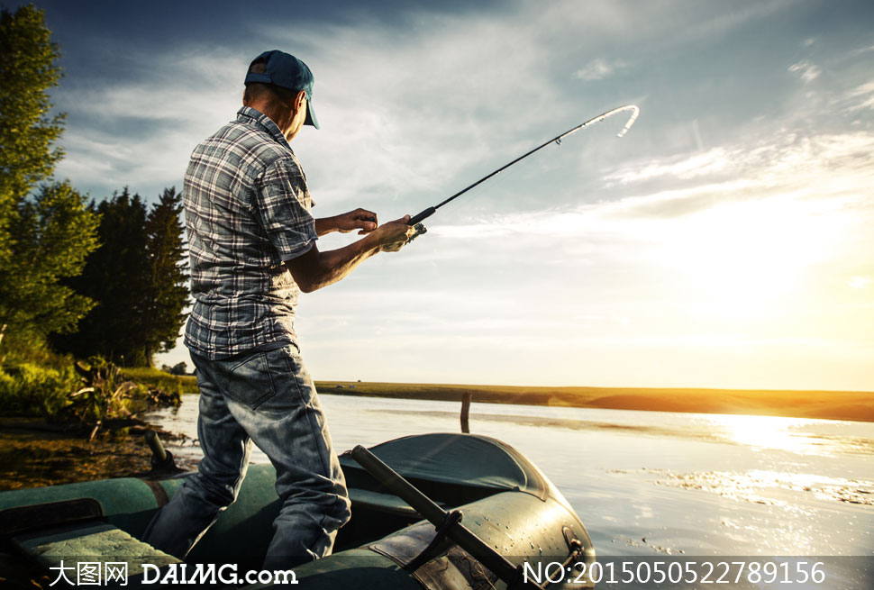 开皮艇出来钓鱼的男人摄影高清图片 - 大图网设