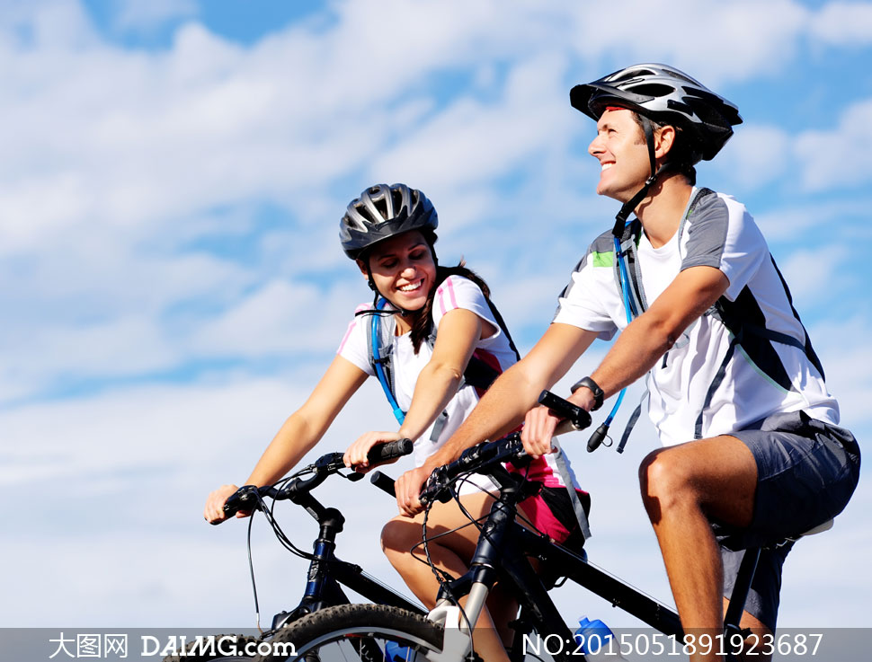 结伴同行的自行车男女摄影高清图片