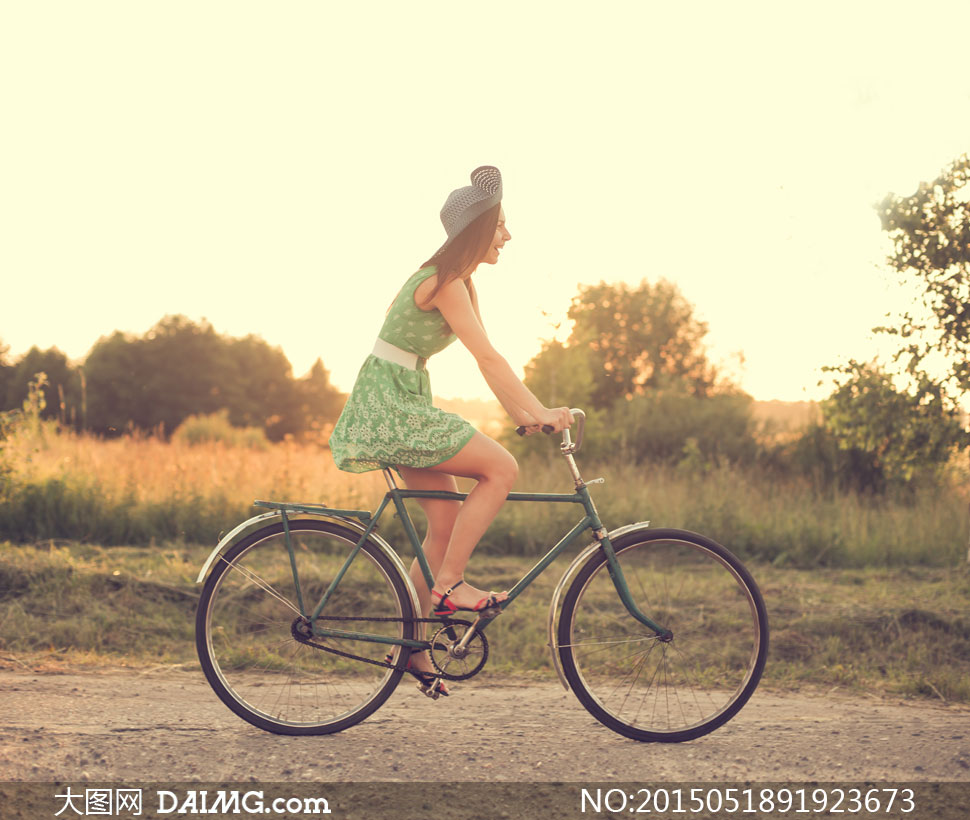 骑着老式自行车的裙装美女高清图片 - 大图网设