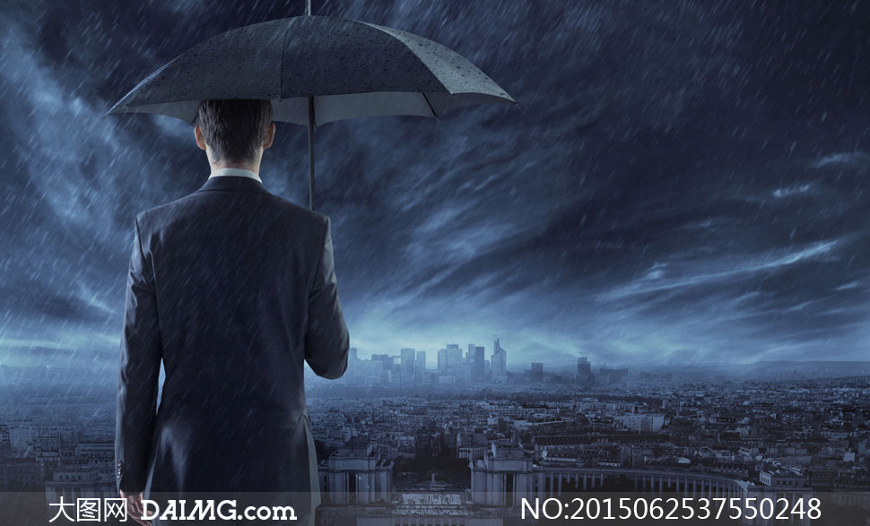 撑伞男人与雨中的城市摄影高清图片