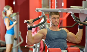 在健身锻炼的肌肉男子摄影高清图片