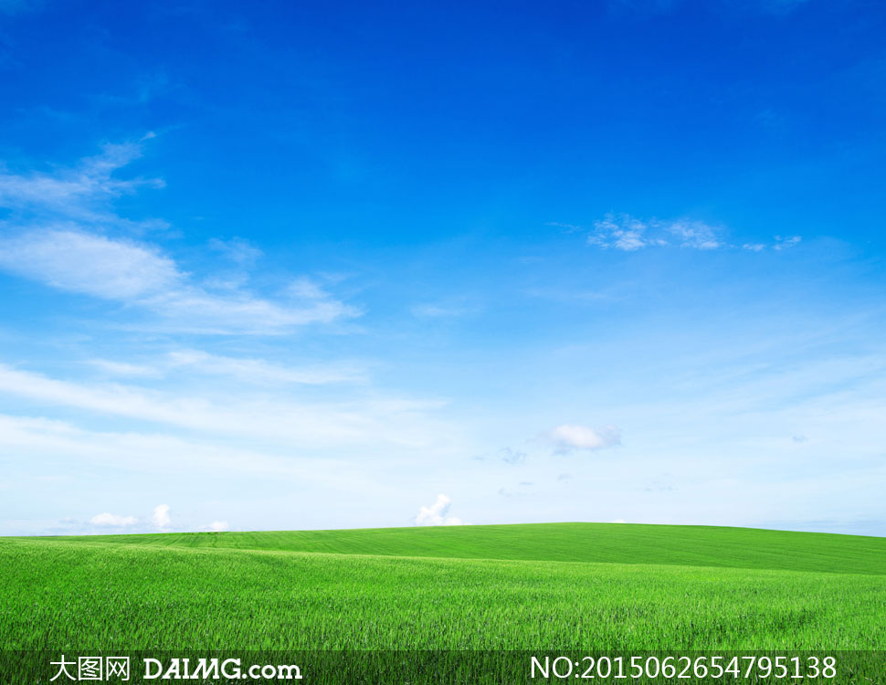 蓝天白云与望不到边的草原高清图片