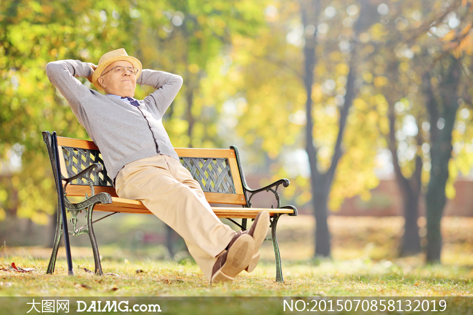 坐在公园长椅上的老人摄影高清图片 - 大图网设