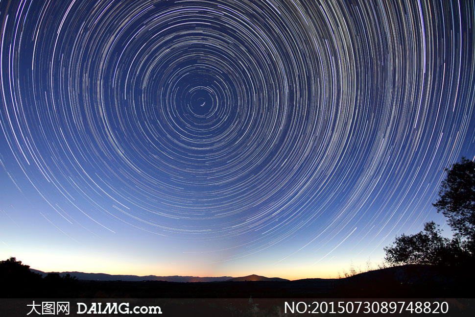 夜晚的星空银河与星轨摄影高清图片 - 大图网设