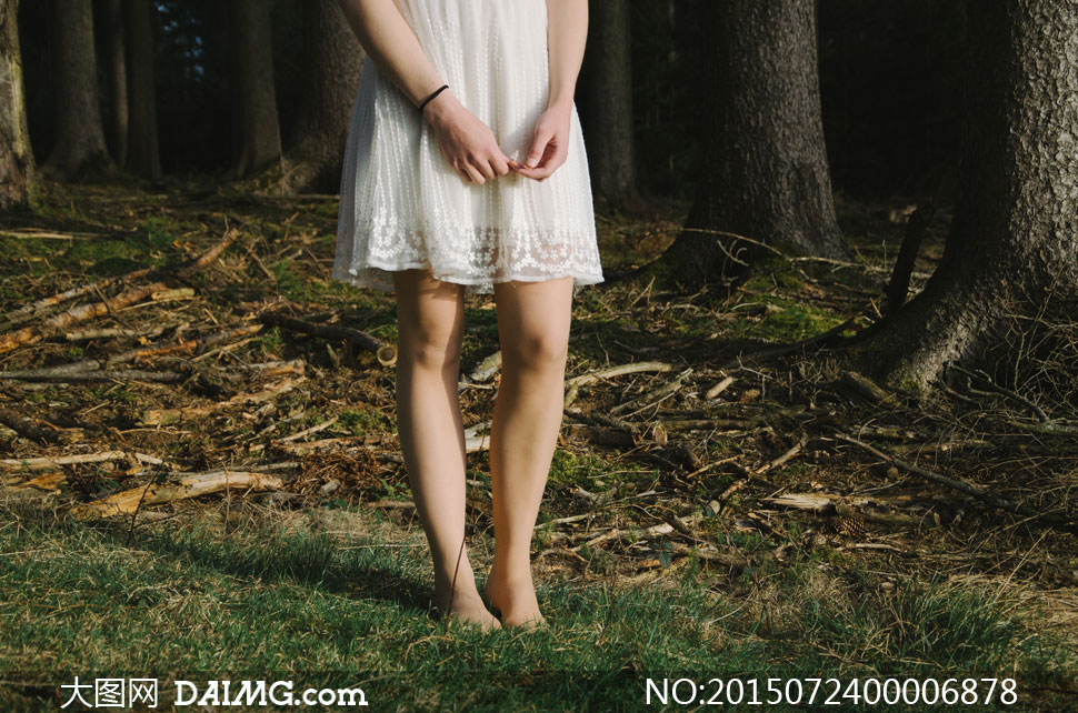 赤脚站在草地上的白裙美女高清图片 - 大图网设