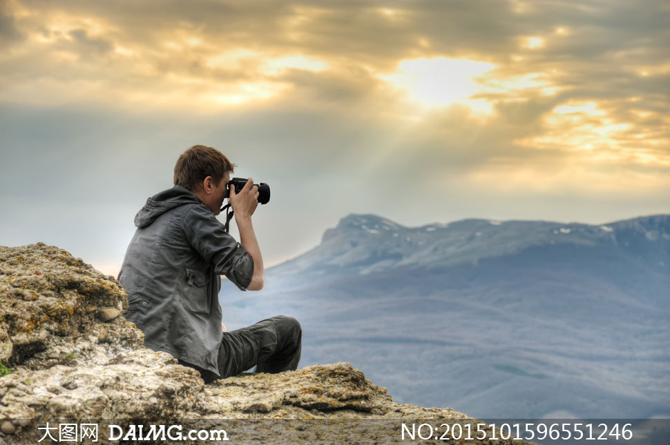坐在山顶拍照的摄影师人物高清图片 - 大图网设计素材