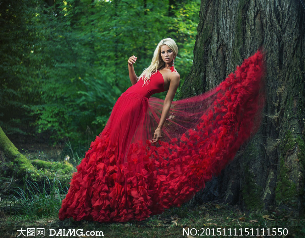 树林里的红色长裙美女摄影高清图片 - 大图网设