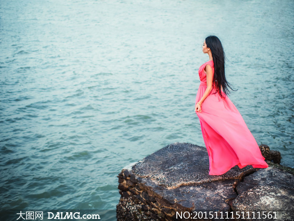 海边岩石上站着的美女摄影高清图片 - 大图网设计素材下载