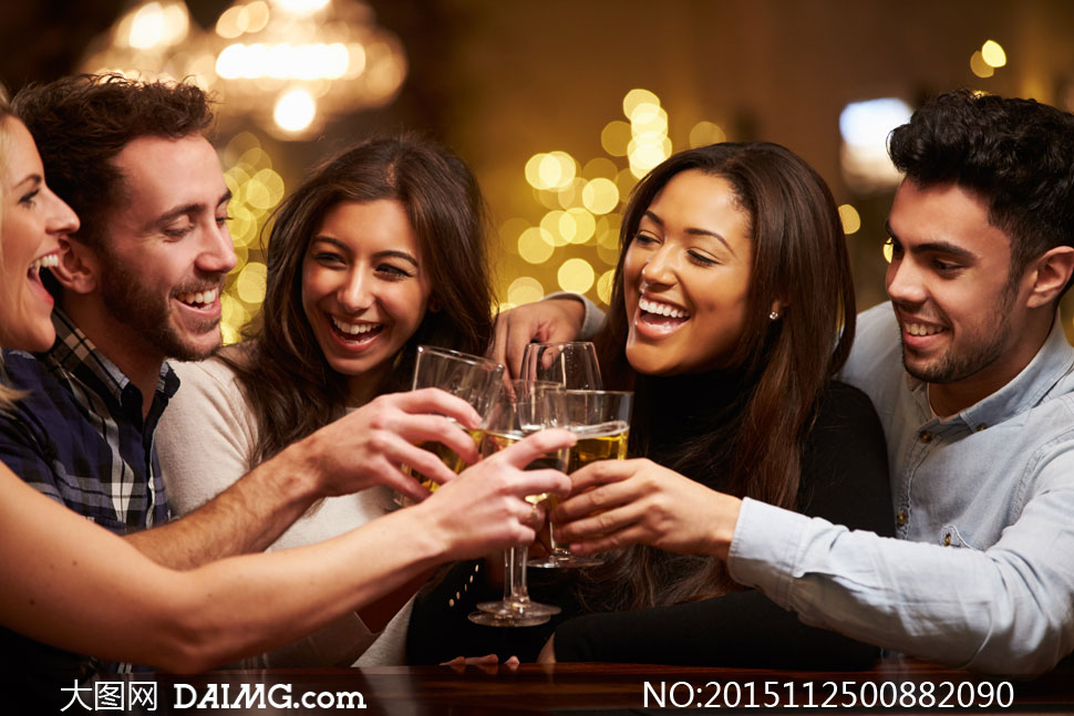 在酒吧喝酒庆祝的男女摄影高清图片