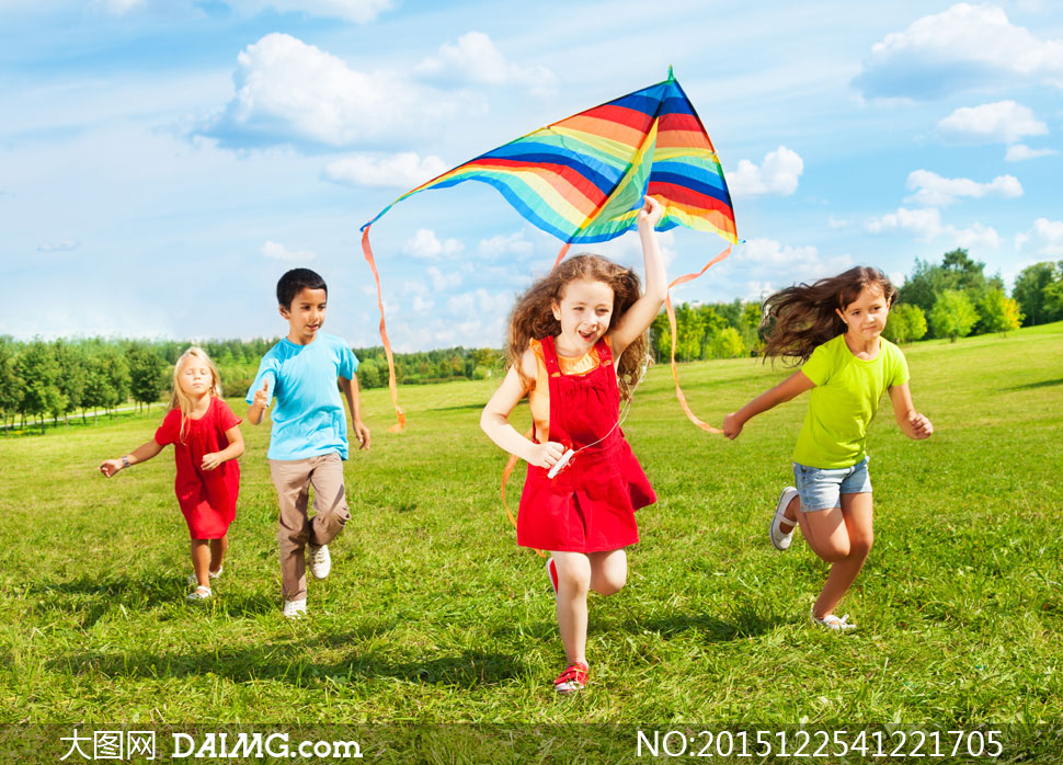 到野外放风筝的孩子们摄影高清图片 - 大图网设计素材下载