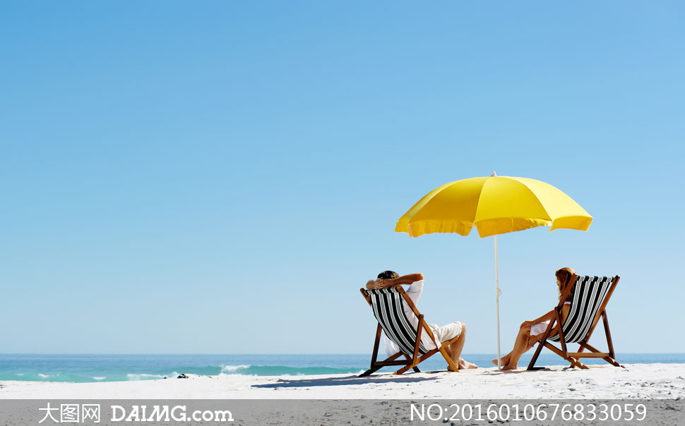 沙滩上的躺椅与遮阳伞摄影高清图片 - 大图网设计素材下载