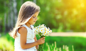 手里拿着一束鲜花的小女孩高清图片