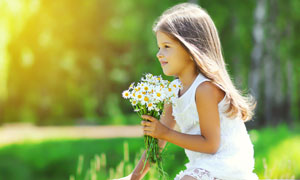 一只手拿着束鲜花的小美女高清图片
