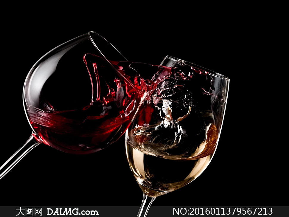 倒有葡萄酒的两只酒杯特写高清图片 - 大图网设计素材下载