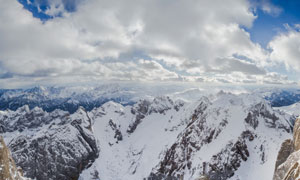 藍(lán)天白云連綿雪山全景攝影高清圖片