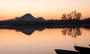 平靜湖泊夕陽美景攝影圖片