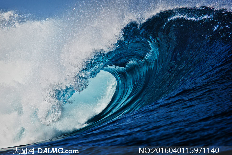 海面上波澜壮阔的波浪摄影高清图片