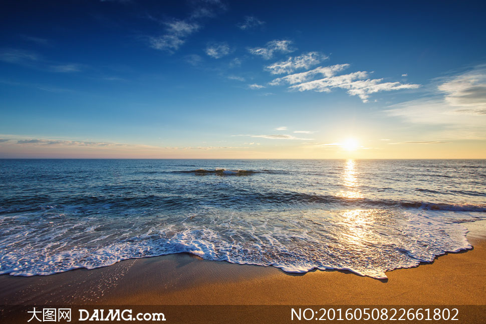 蓝天沙滩与平静的海面摄影高清图片