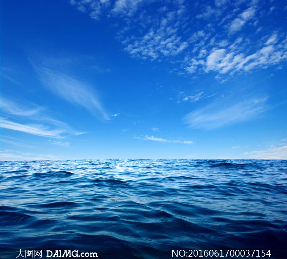 蓝天下的唯美海平面摄影图片