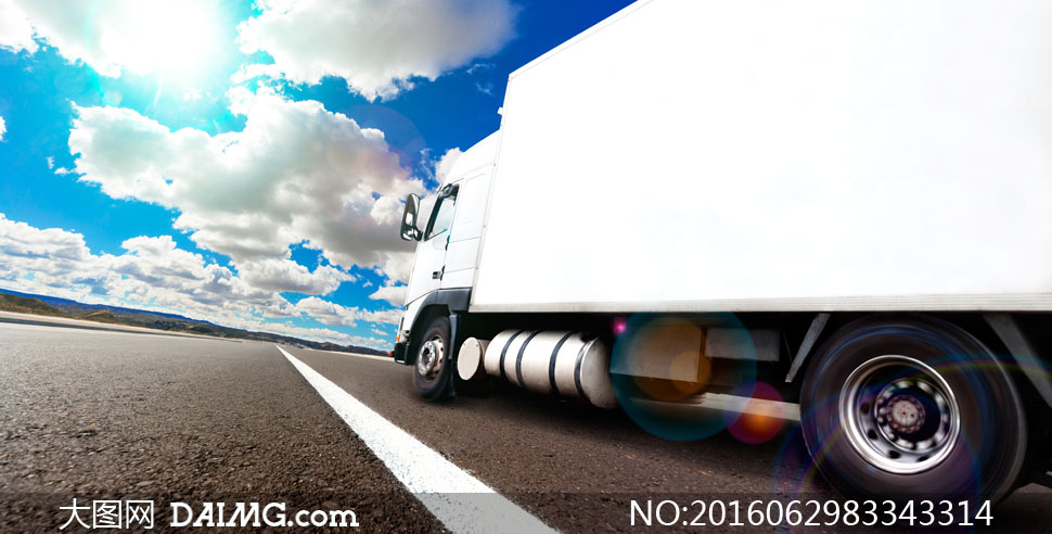 白色云彩与行驶的货车摄影高清图片 - 大图网设