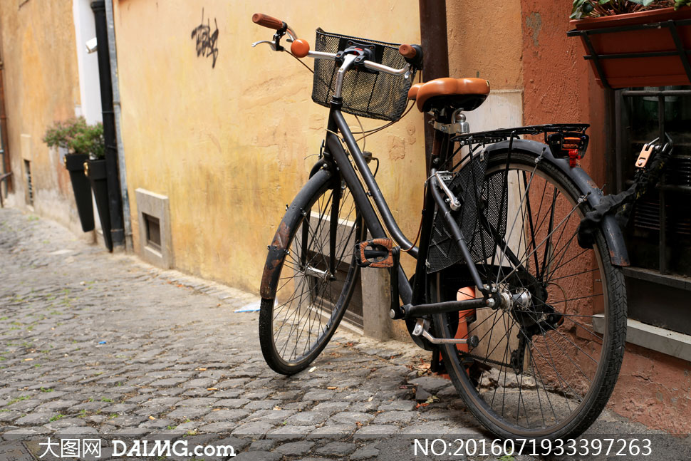 在小巷里停着的自行车摄影高清图片 - 大图网设