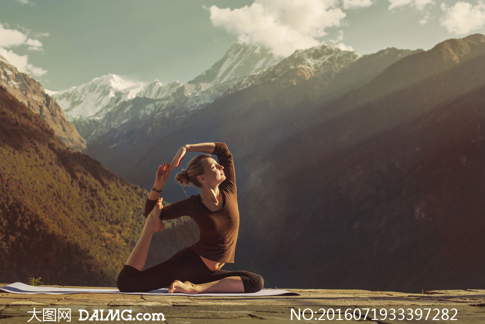 在山间做着瑜伽运动的美女高清图片 - 大图网设计素材下载