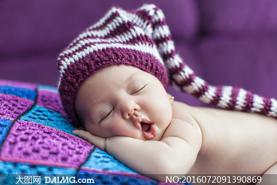 戴帽子睡觉的萌宝写真摄影高清图片 - 大图网设