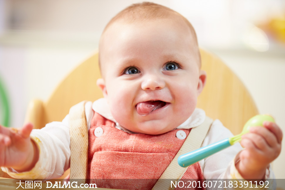 拿勺子练习吃饭的宝宝摄影高清图片 - 大图网设