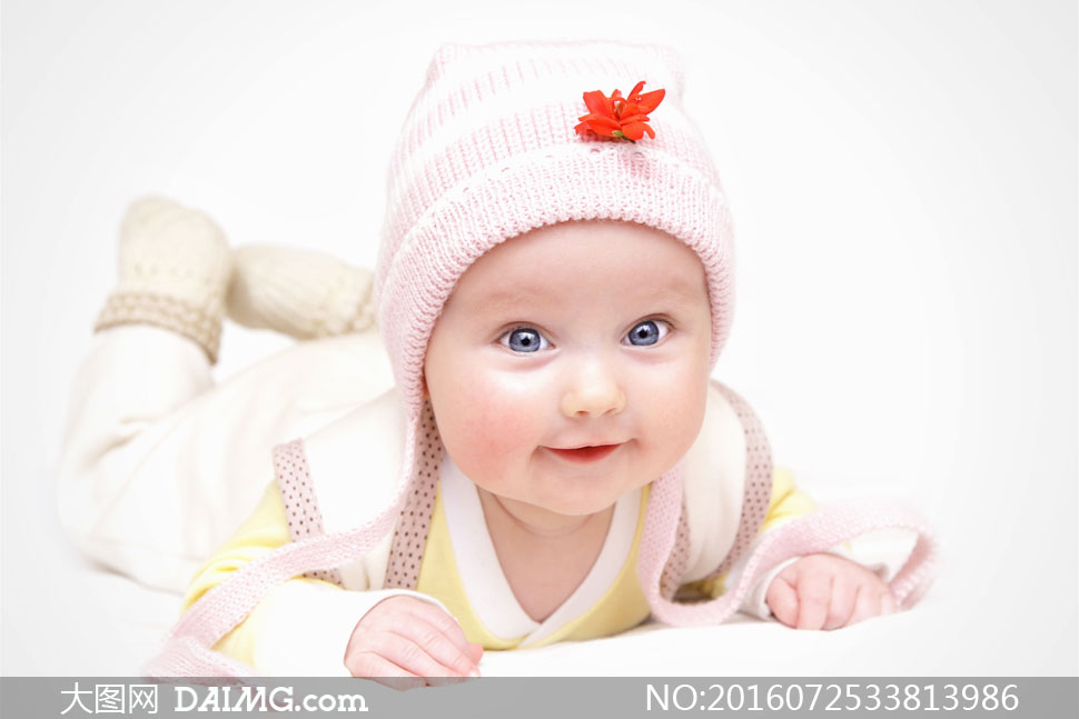 戴长尾巴帽子的女宝宝摄影高清图片