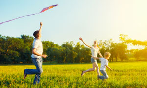 一起外出去放风筝的一家人高清图片