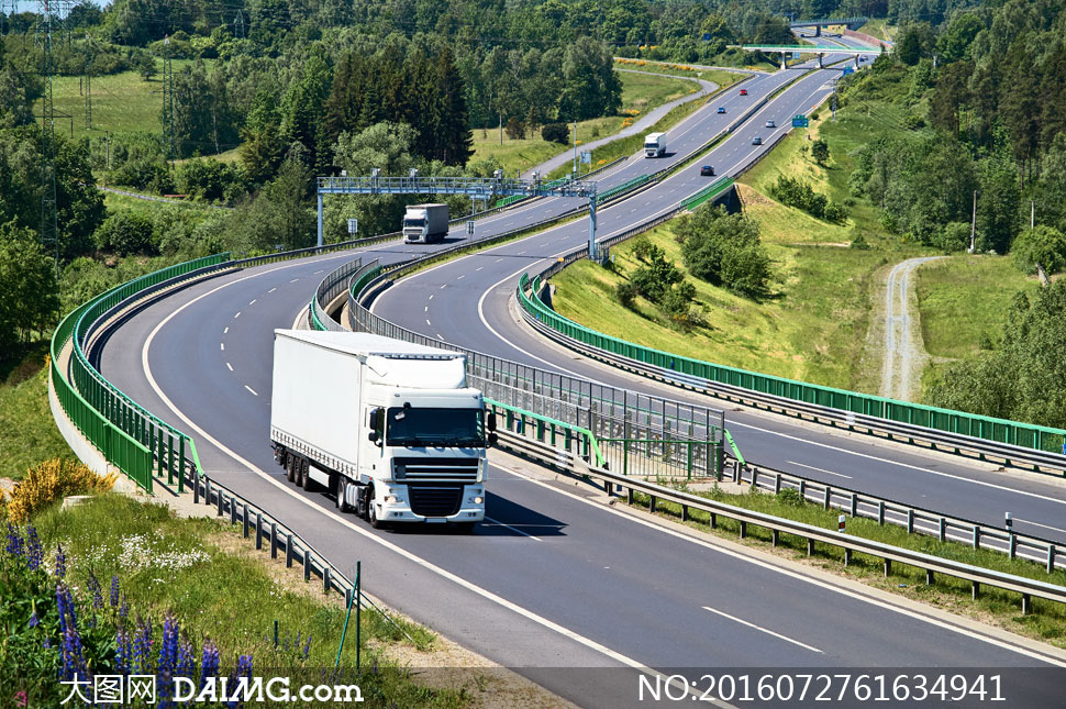 高速公路上的货运卡车摄影高清图片