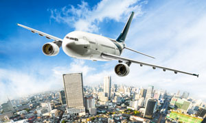 藍天飛機與城市建筑物攝影高清圖片