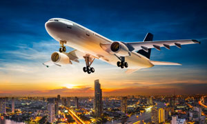 飛機與燈火輝煌的城市攝影高清圖片