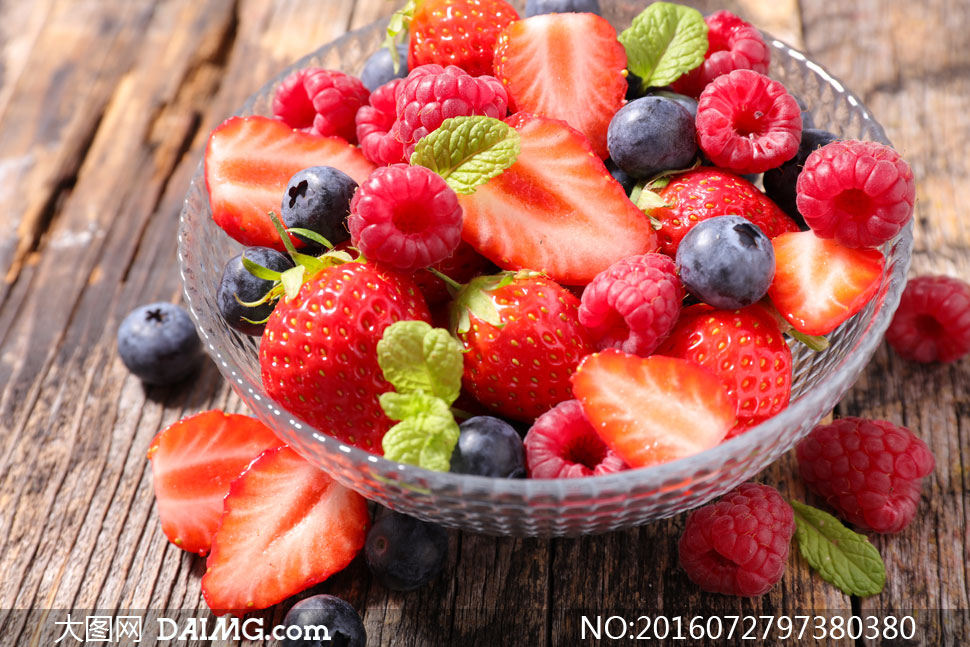 草莓蓝莓与覆盆子果盘摄影高清图片 - 大图网设