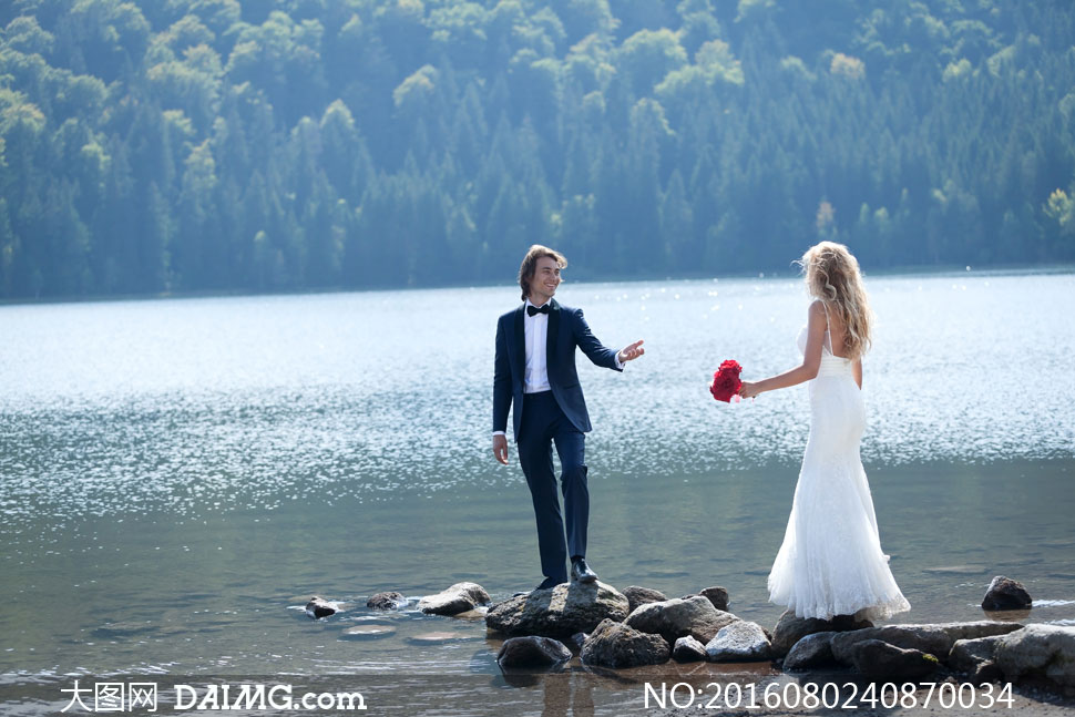 贝加尔湖畔情侣图片图片