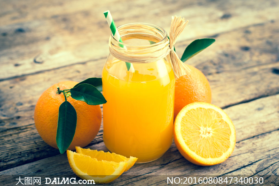 几枚橙子与鲜榨橙汁等摄影高清图片