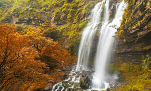 夏秋交際山間瀑布風(fēng)光攝影高清圖片