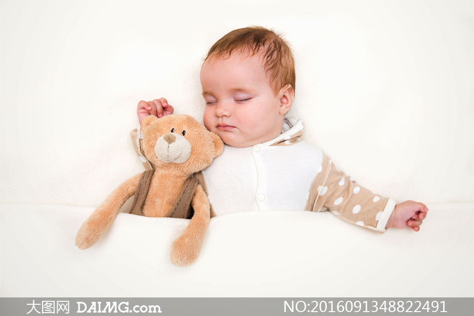 与安抚玩具一起入睡的宝宝高清图片 - 大图网设计素材下载