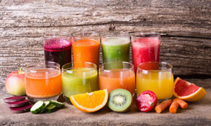 一字排开的果汁与果蔬摄影高清图片