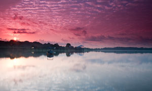 湖邊停泊的小船夕陽(yáng)美景攝影圖片