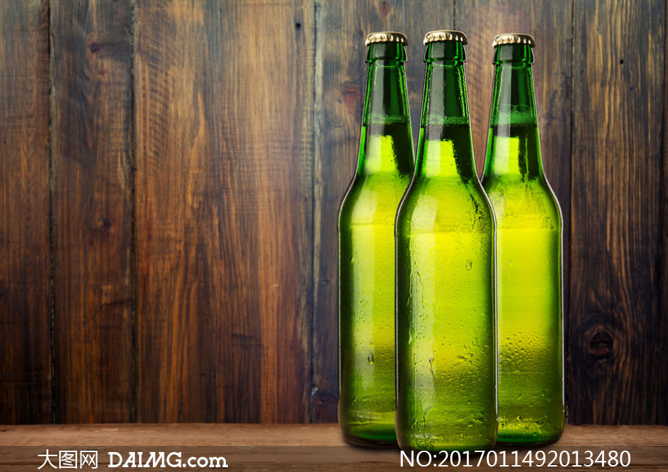 三瓶没开盖的啤酒特写摄影高清图片