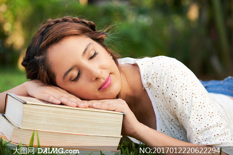 人物美女女性女人近景特写睡眠入睡睡梦安睡睡觉闭眼闭着眼书籍辫子