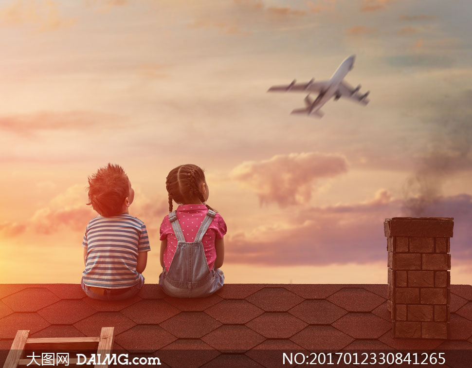 在房顶上看飞机的儿童摄影高清图片 - 大图网设