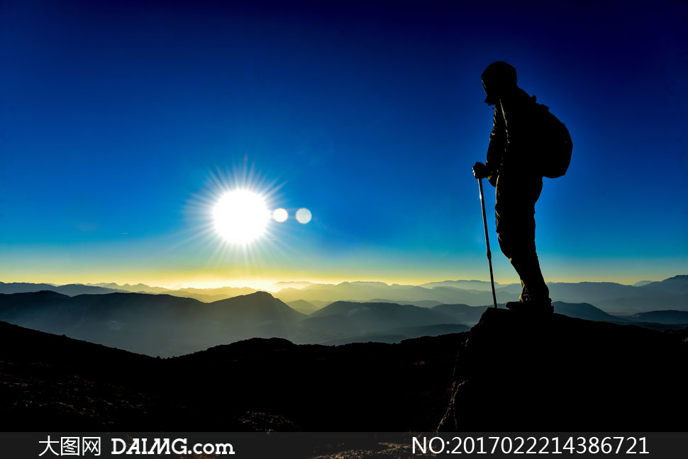 成功登顶的登山者人物剪影高清图片
